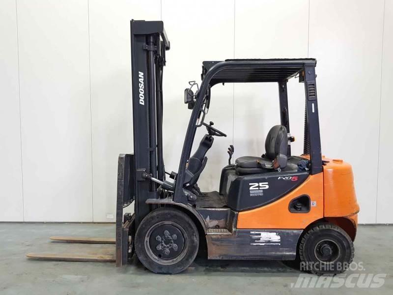 Doosan D25S-5 디젤 지게차