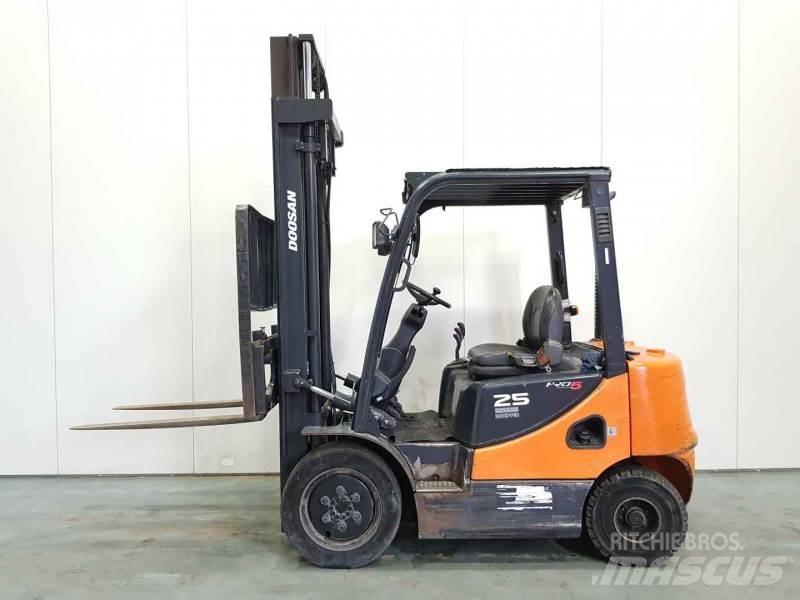 Doosan D25S-5 디젤 지게차