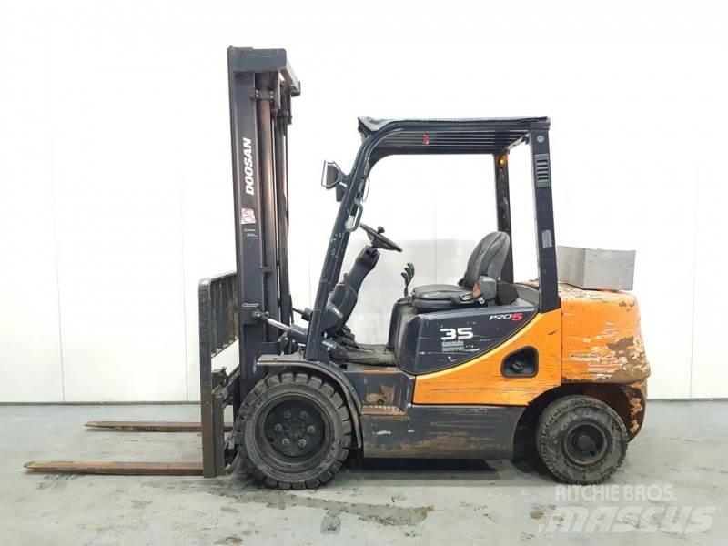 Doosan D35C-5 디젤 지게차