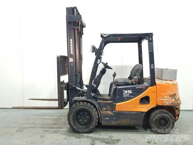 Doosan D35C-5 디젤 지게차