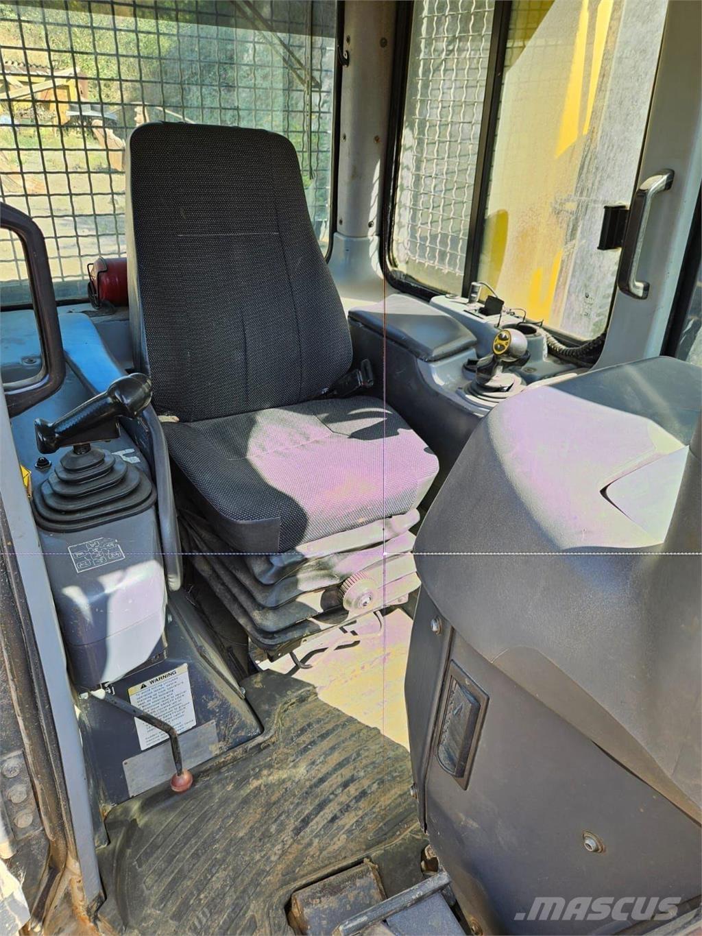 Komatsu D61PX-15 크롤러 도저