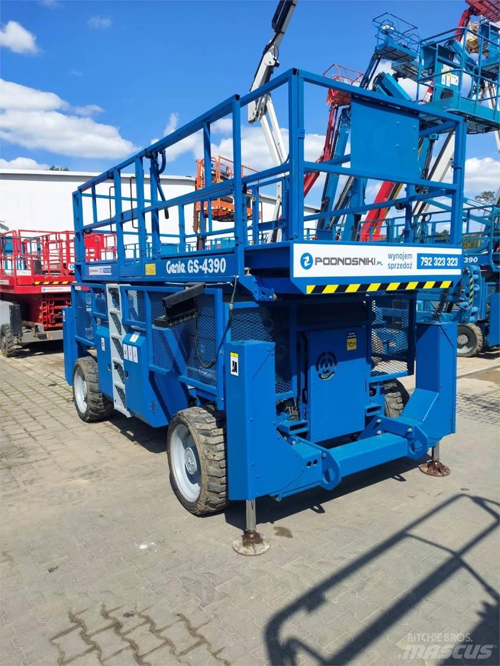 Genie GS-4390 RT 가위형 리프트