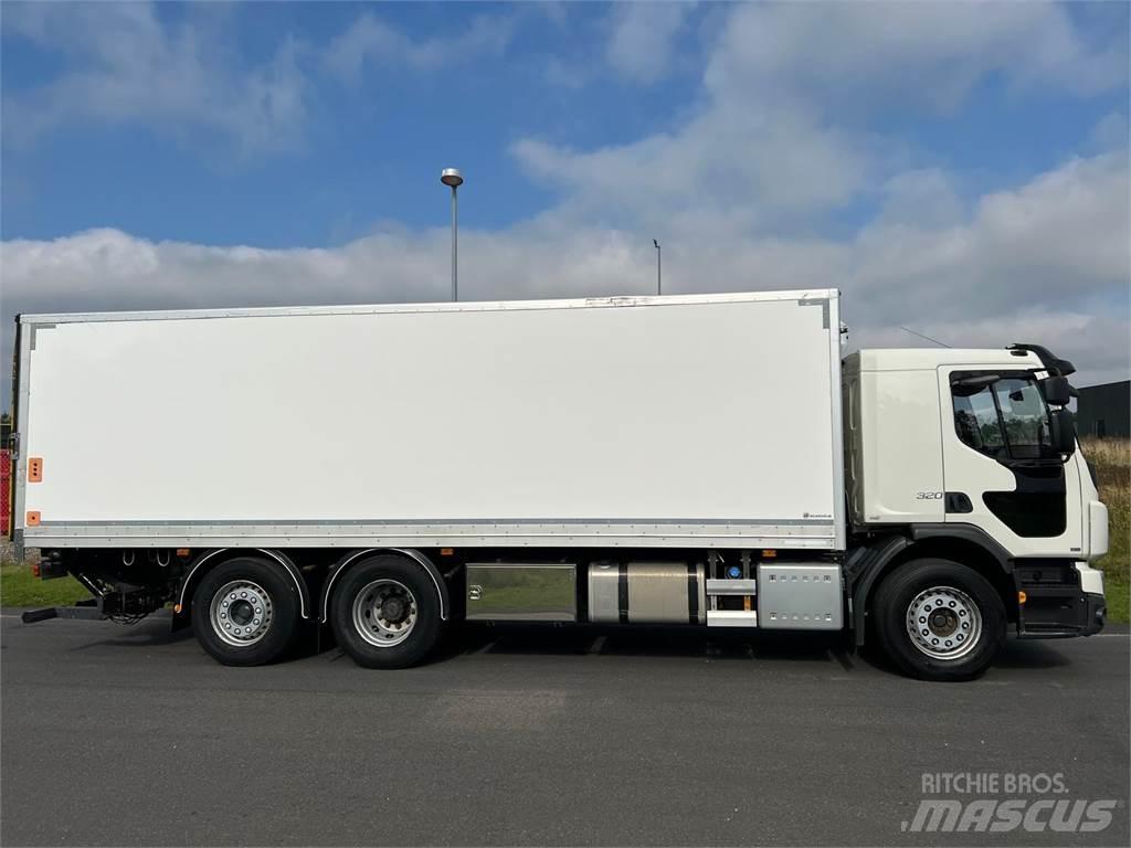 Volvo FE320 6x2*4 탑차 트럭