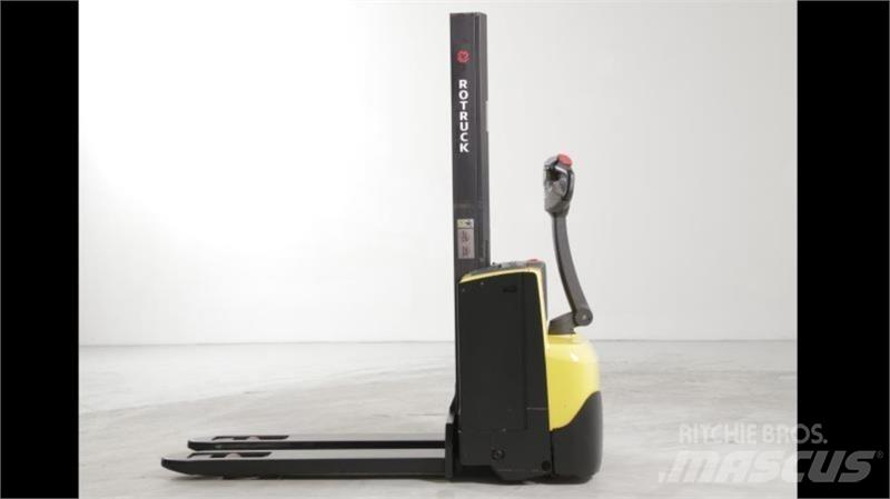 BT SWE080L 보행식 리치 지게차