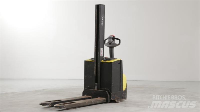 BT SWE080L 보행식 리치 지게차