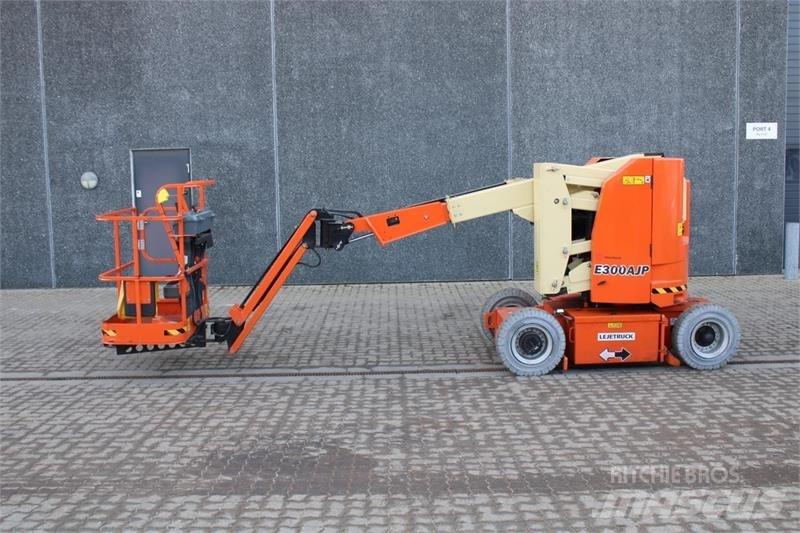 JLG E300AJP 관절형 전동이동 리프트