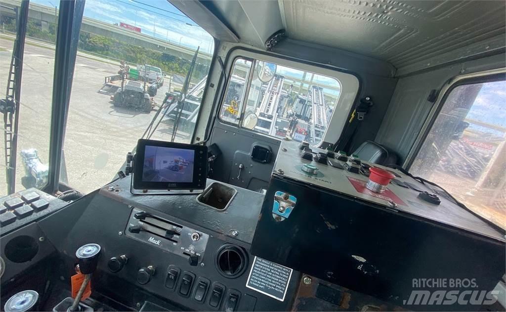 Mack MR688S 폐기물 수거 트럭