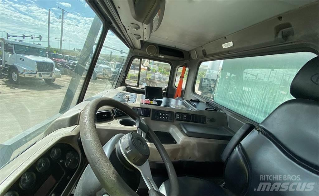 Peterbilt 320 폐기물 수거 트럭