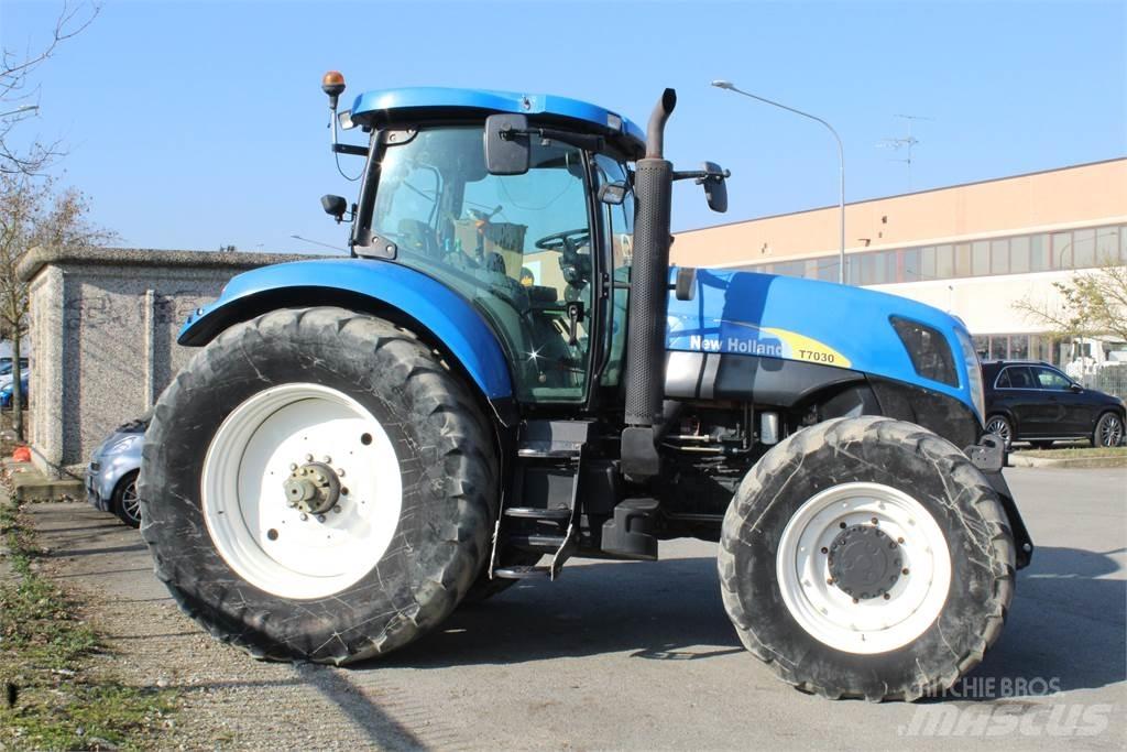 New Holland T7030 트랙터