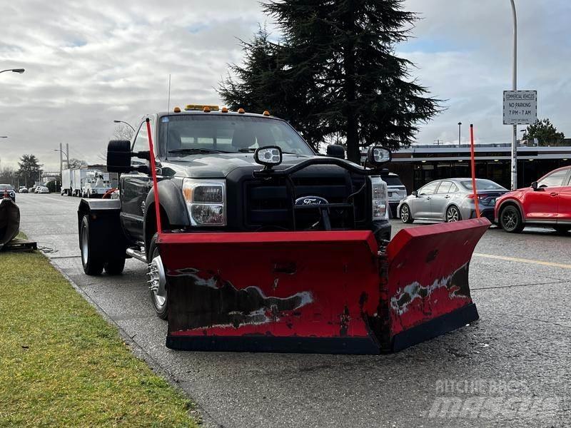 Ford F-550 제설 블레이드 및 제설기