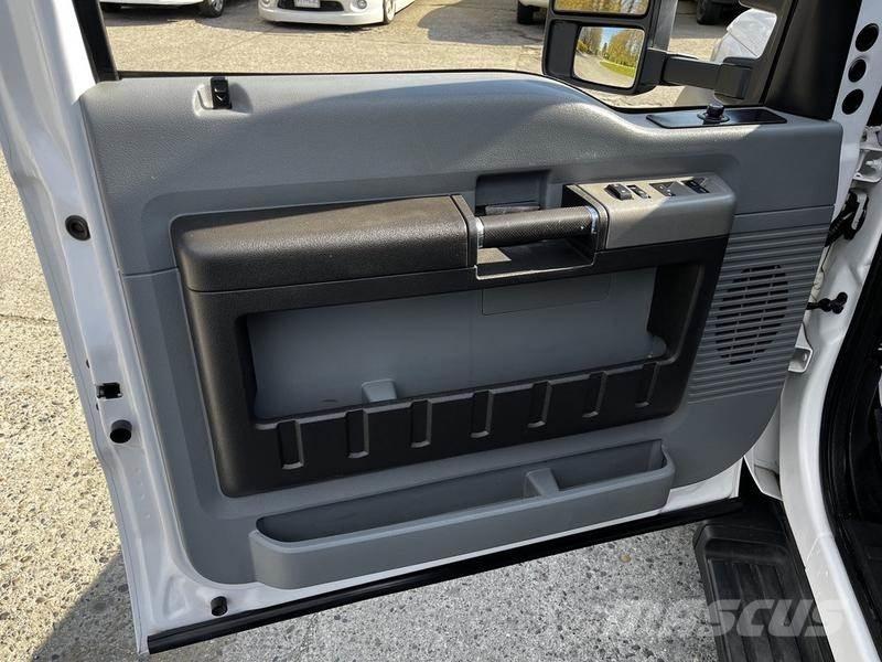 Ford F-550 플랫베드/드롭사이드 트럭