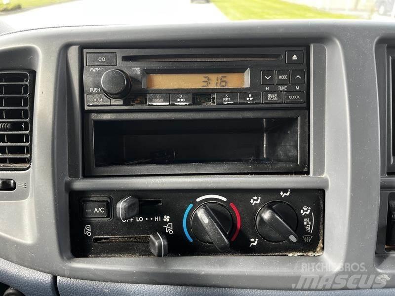 Hino 268 패널 화물차