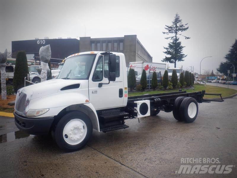 International 4300 새시 운전실 트럭