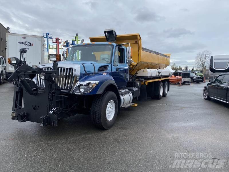 International 7400 제설 블레이드 및 제설기
