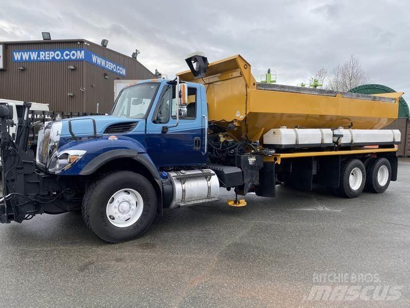 International 7400 제설 블레이드 및 제설기