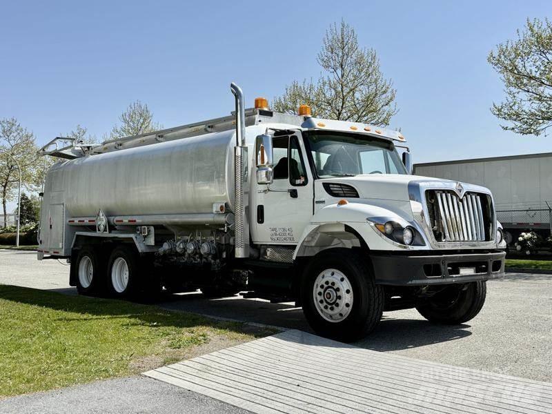 International 7500 탱커 트럭