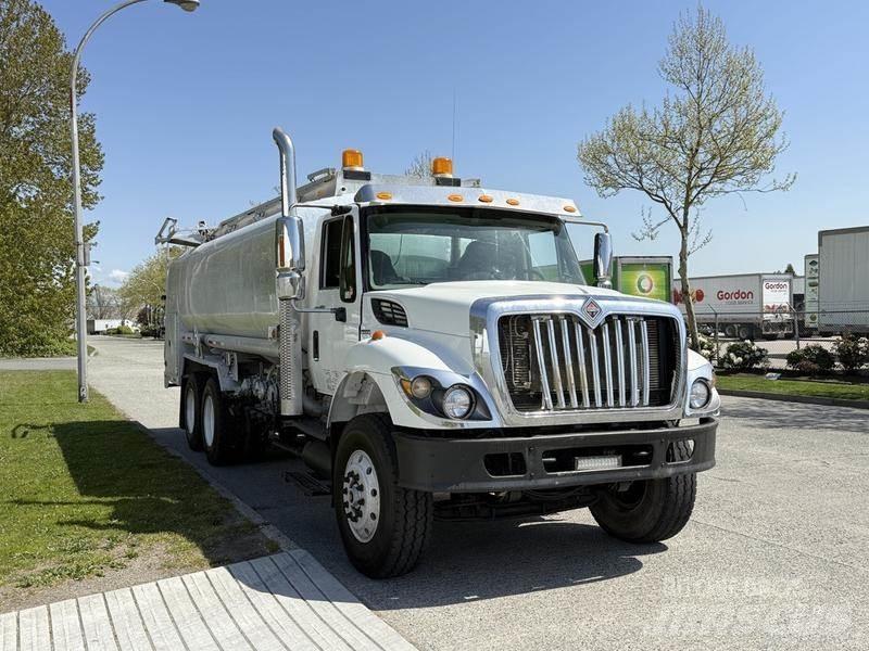International 7500 탱커 트럭