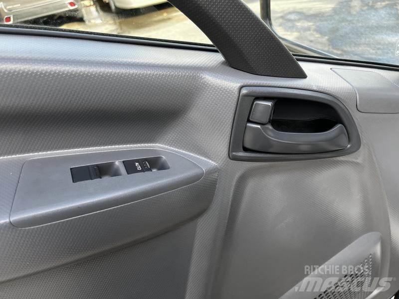 Isuzu NPR 패널 화물차