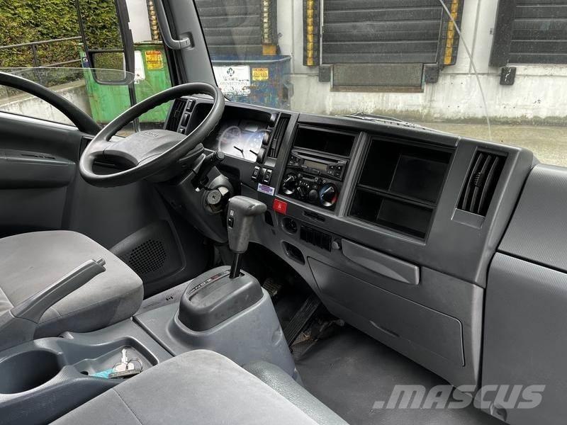 Isuzu NPR 패널 화물차