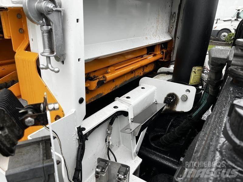 Peterbilt 320 폐기물 수거 트럭
