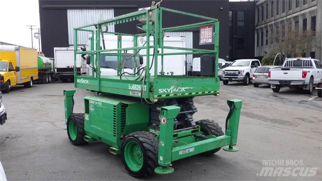SkyJack SJ6826RT 가위형 리프트
