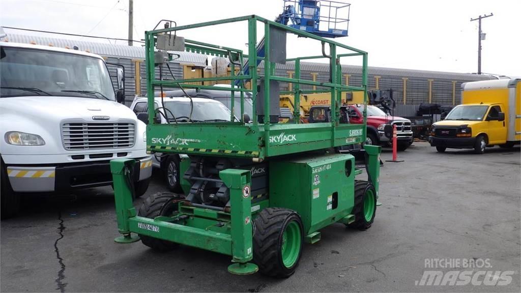 SkyJack SJ6826RT 가위형 리프트