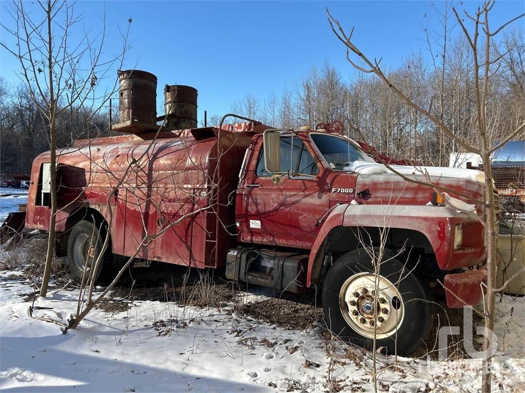 Ford F7000 탱커 트럭