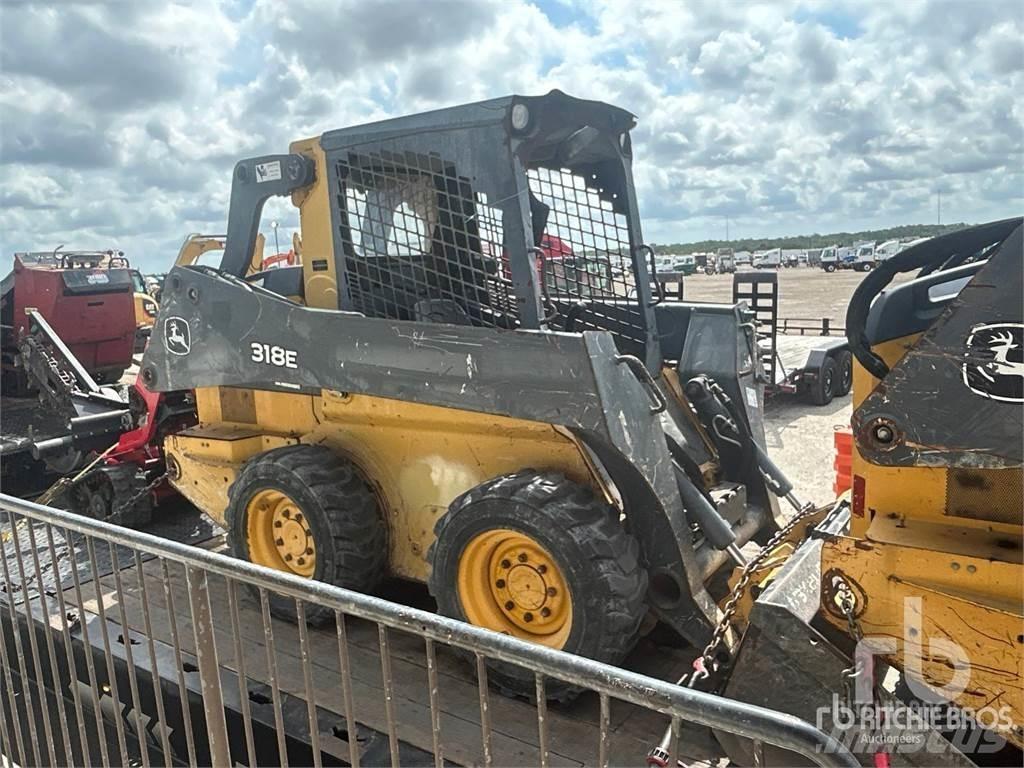 John Deere 318E  스키드로더