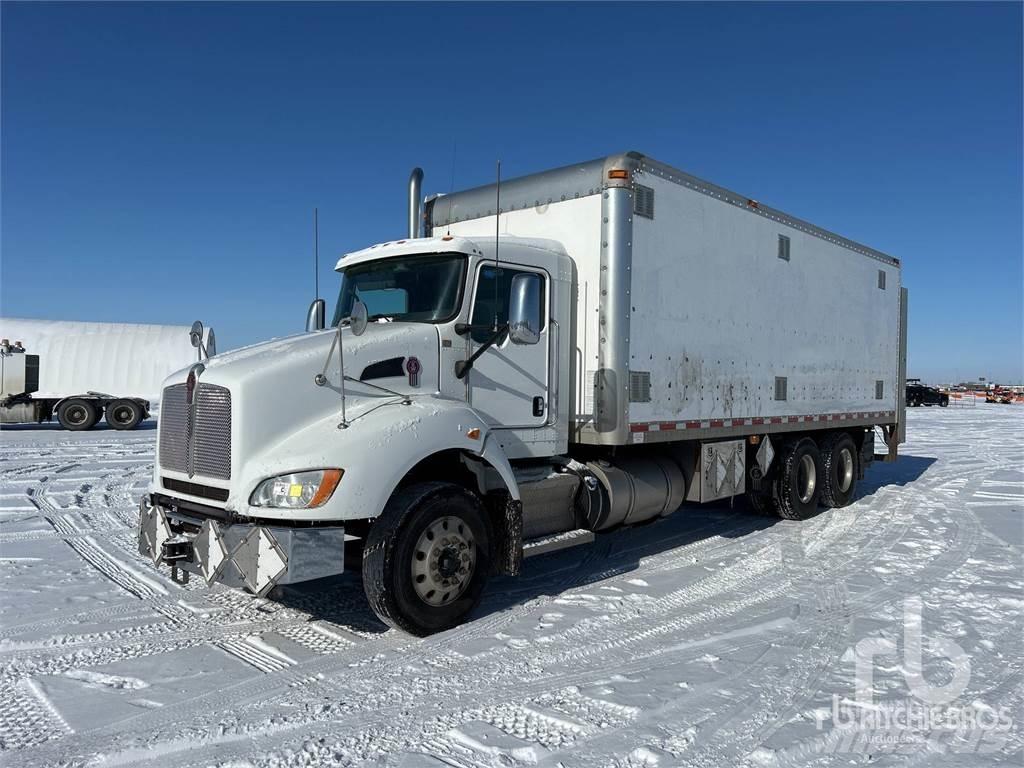 Kenworth T440 패널 화물차