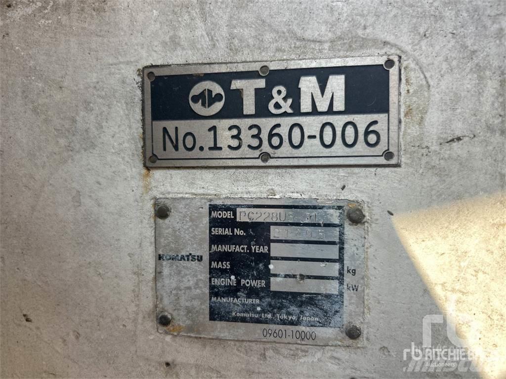 Komatsu PC228US 대형 굴삭기 29톤 이상