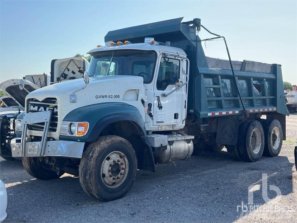 Mack CV713 덤프 트럭