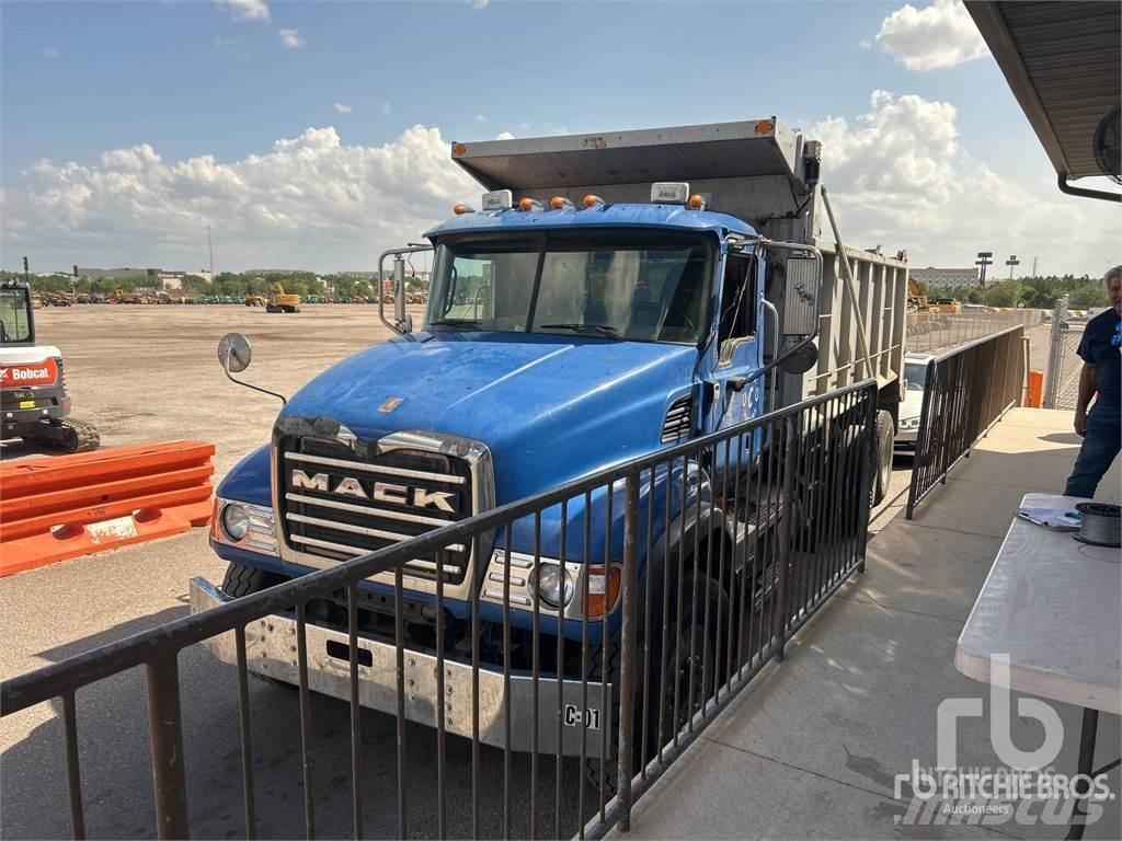 Mack CV713 덤프 트럭