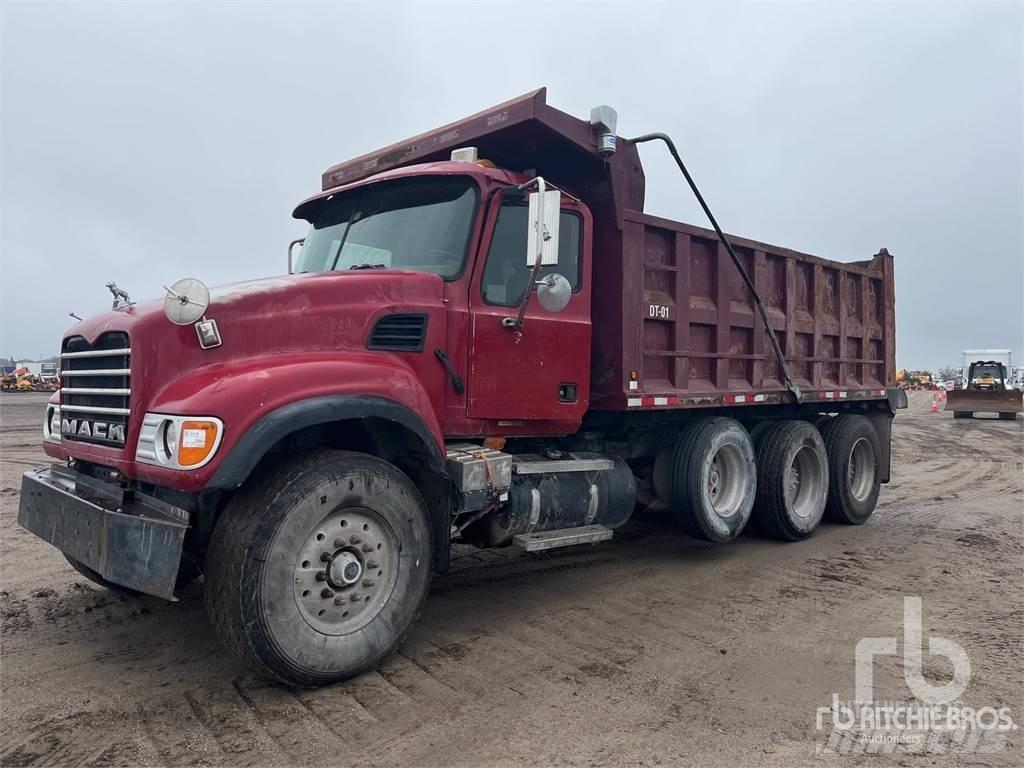 Mack CV713 덤프 트럭