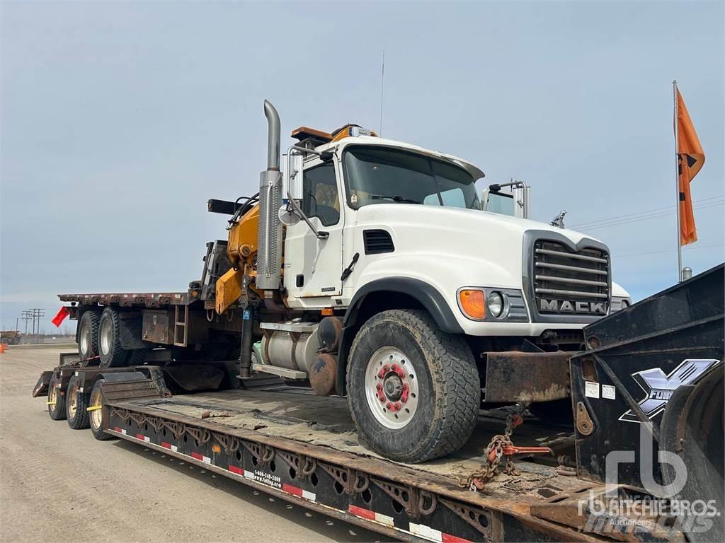 Mack CV713 크레인 트럭