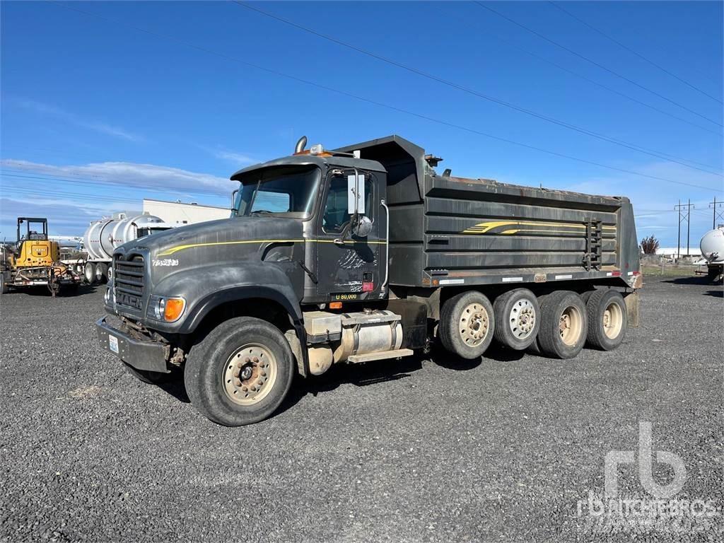 Mack CV713 덤프 트럭