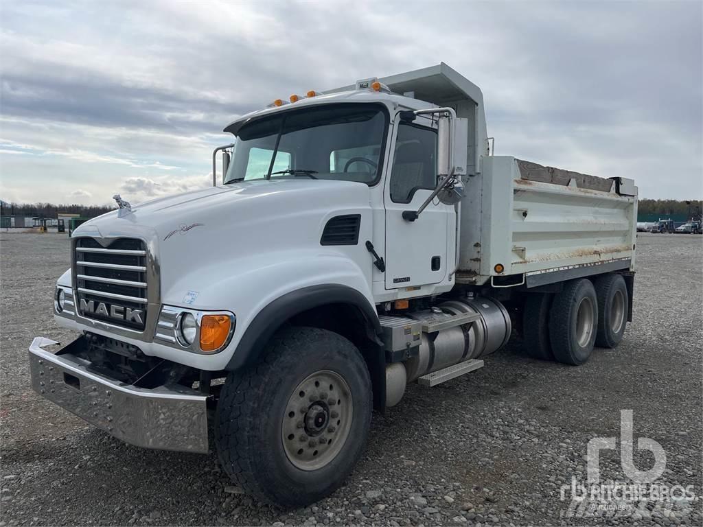 Mack CV713 덤프 트럭