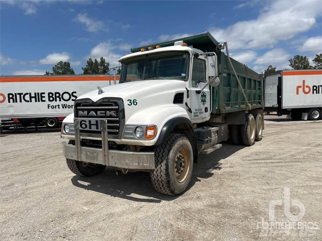Mack CV713 덤프 트럭