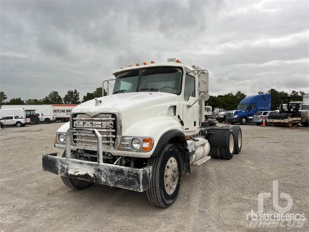 Mack CV713 트랙터 유닛