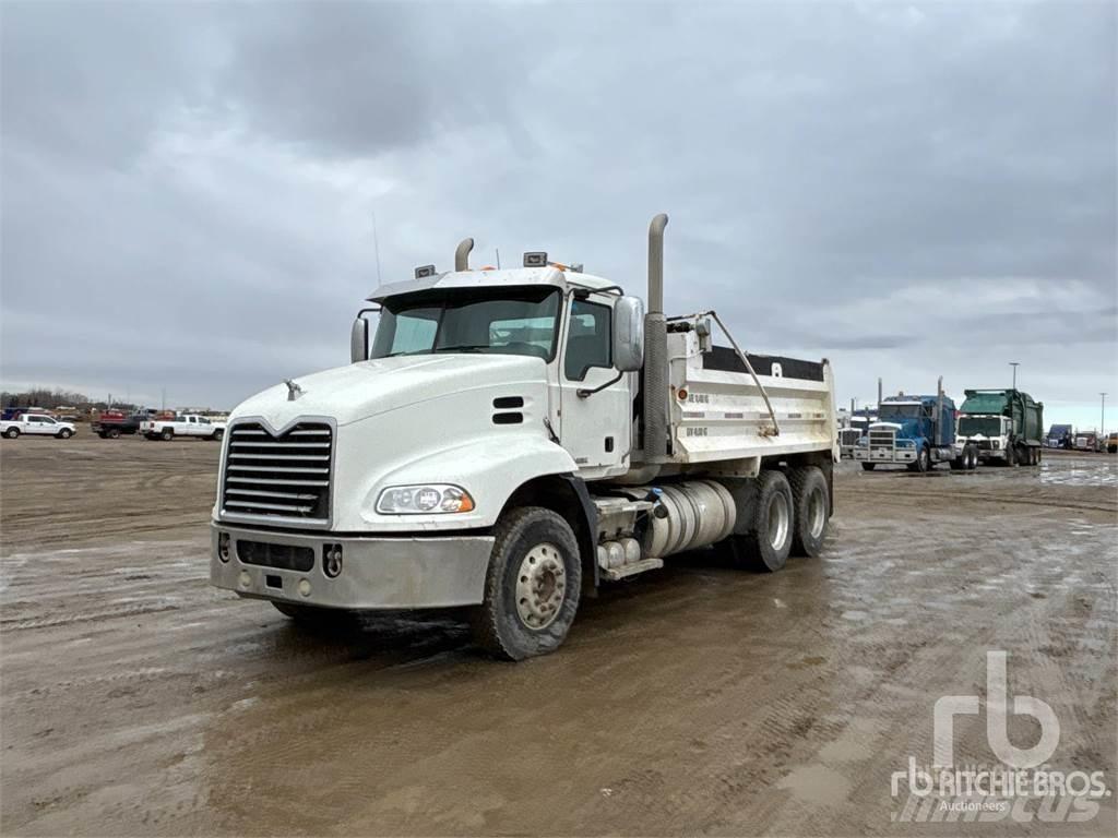 Mack CXU613 덤프 트럭