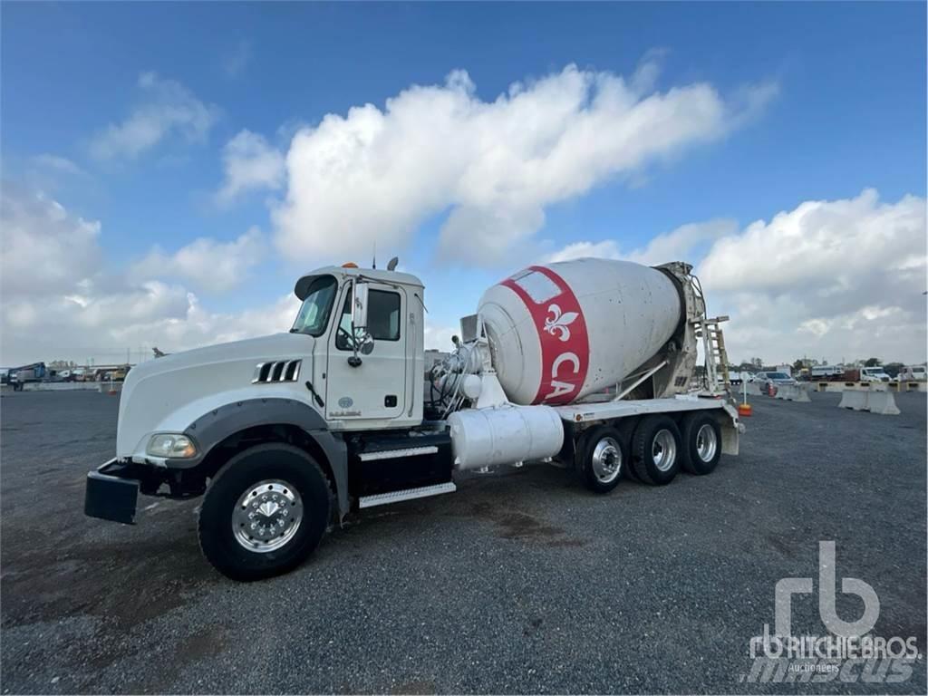 Mack GU813 콘크리트 믹서트럭