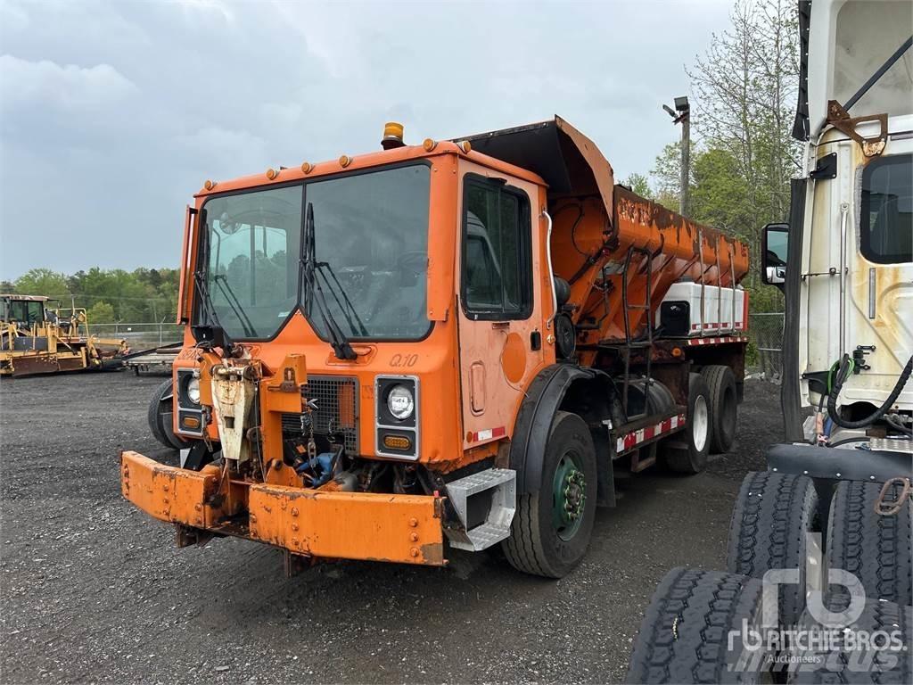 Mack MR688S 모래(염화칼슘) 살포기