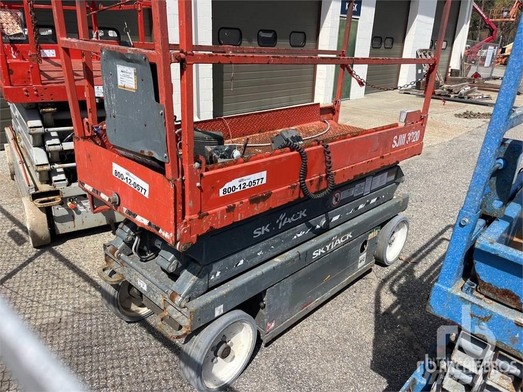 SkyJack SJ3220 가위형 리프트