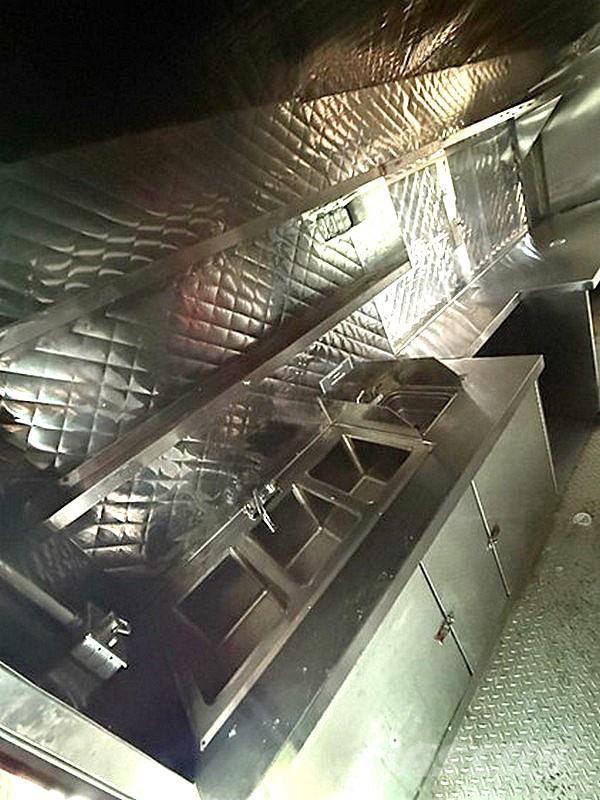 Ford E-350 탑차 트럭