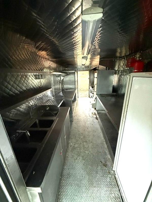 Ford E-350 탑차 트럭