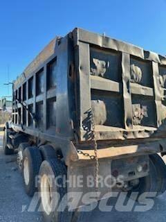 Mack CT713 덤프 트럭