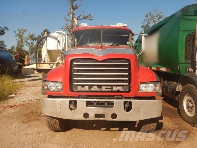 Mack GU713 덤프 트럭