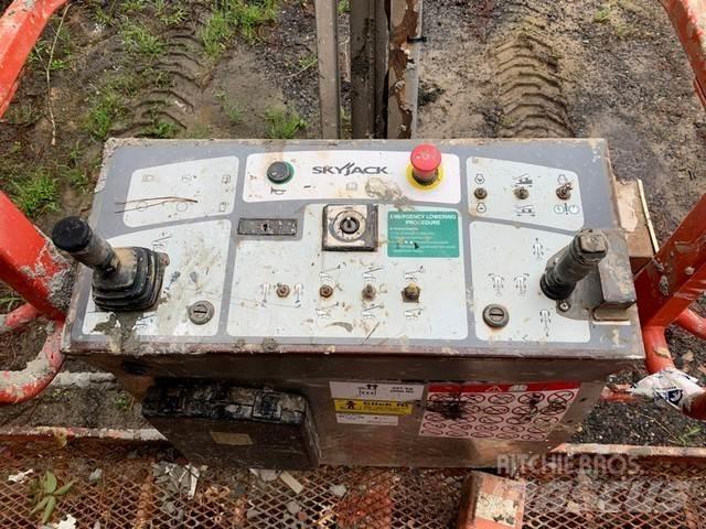 SkyJack SJ66T 자주식 고소작업대
