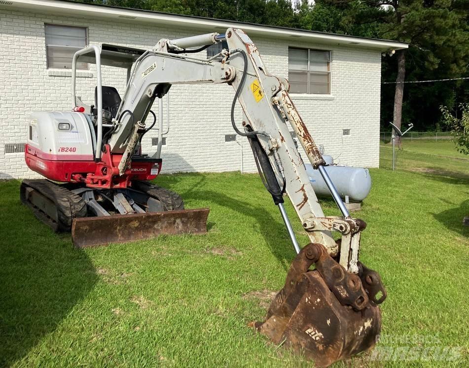Takeuchi TB240 중형굴삭기 7톤-28톤