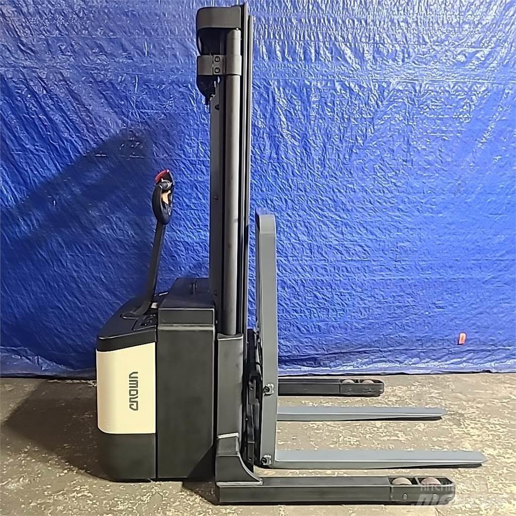 Crown WS2300 보행식 리치 지게차