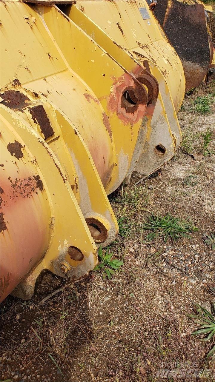 CAT 966 삽날